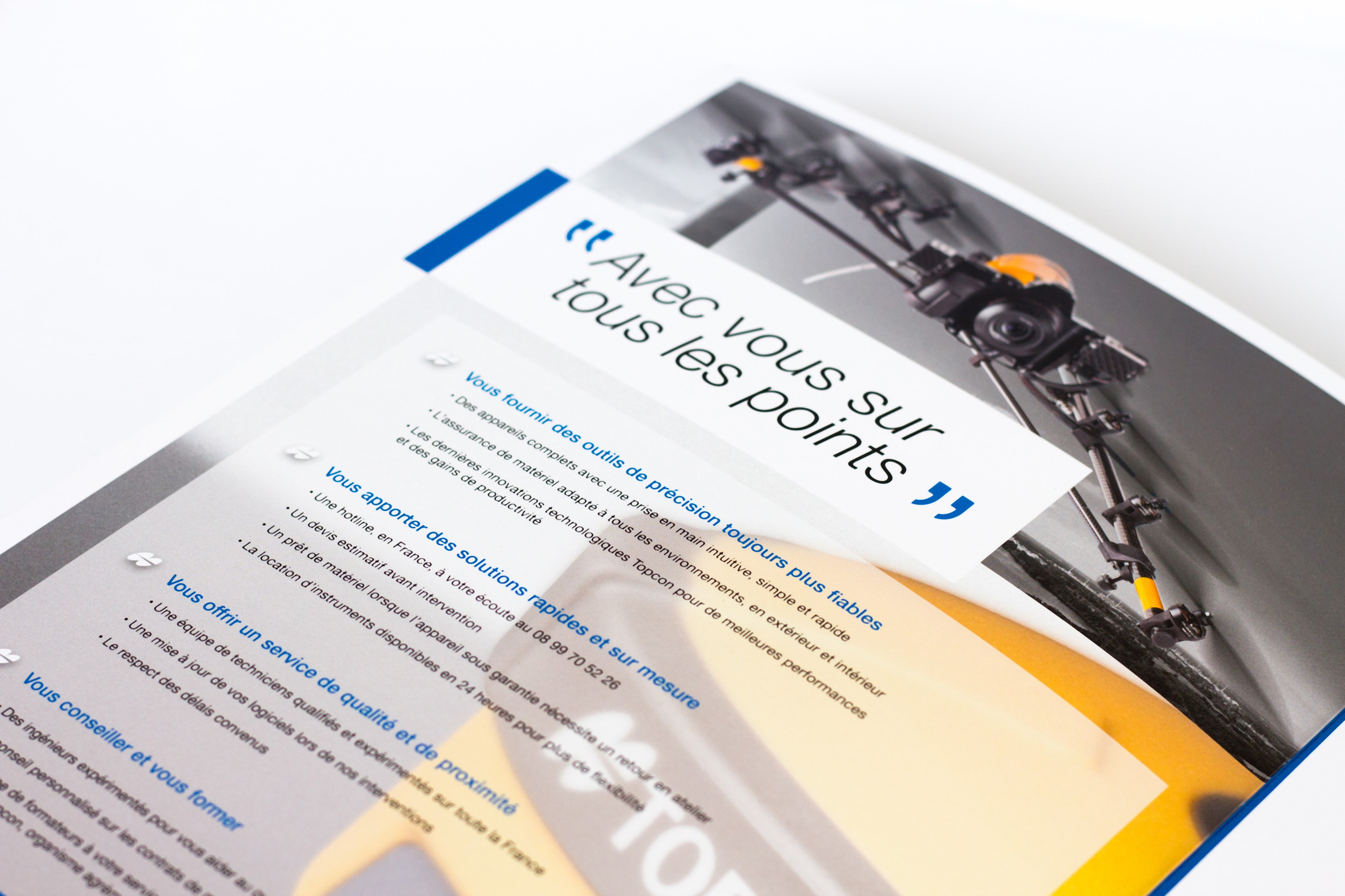 STARFACTORY-TOPCON-Construction-Topographie-Mass-Data-Service-2017-Plaquette-Agence-Communication-Agency-Sport-Brand-Print-BtoC-Conseil-Creative-Graphic-Design-3949 Intérieur de plaquette commerciale TOPCON en introduction