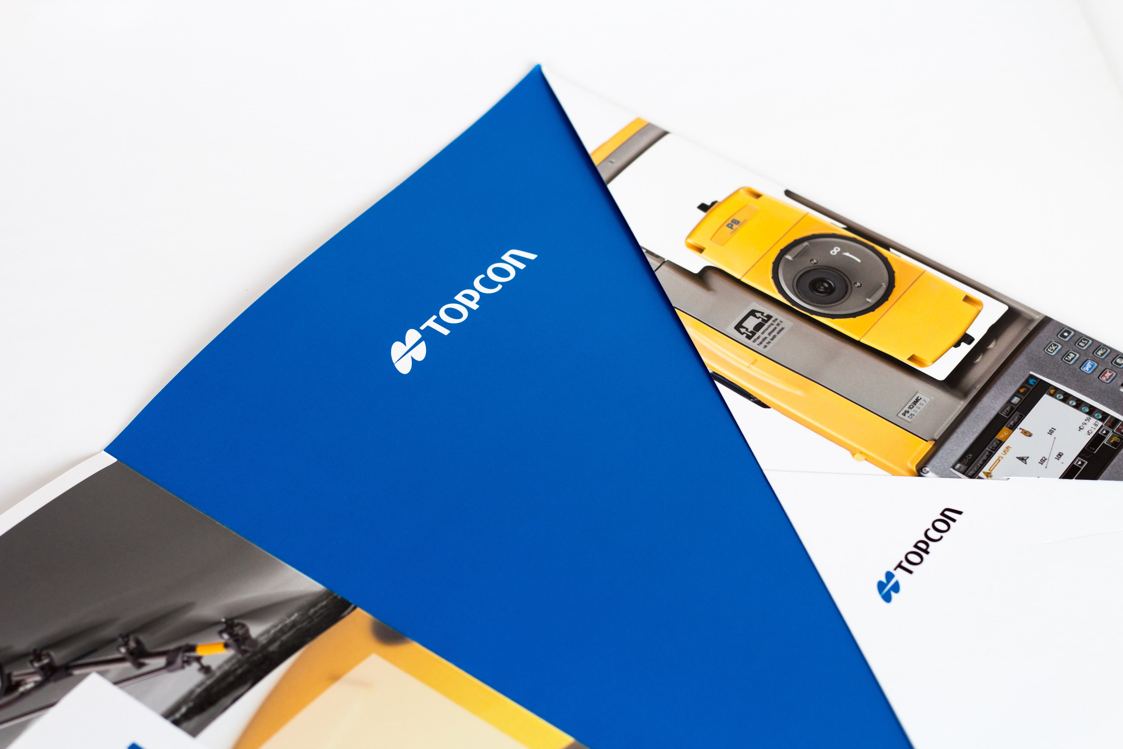 STARFACTORY-TOPCON-Construction-Topographie-Mass-Data-Service-2017-Plaquette-Agence-Communication-Agency-Sport-Brand-Print-BtoC-Conseil-Creative-Graphic-Design-3951 Intérieur de pochette commerciale TOPCON comportant un teasing produit