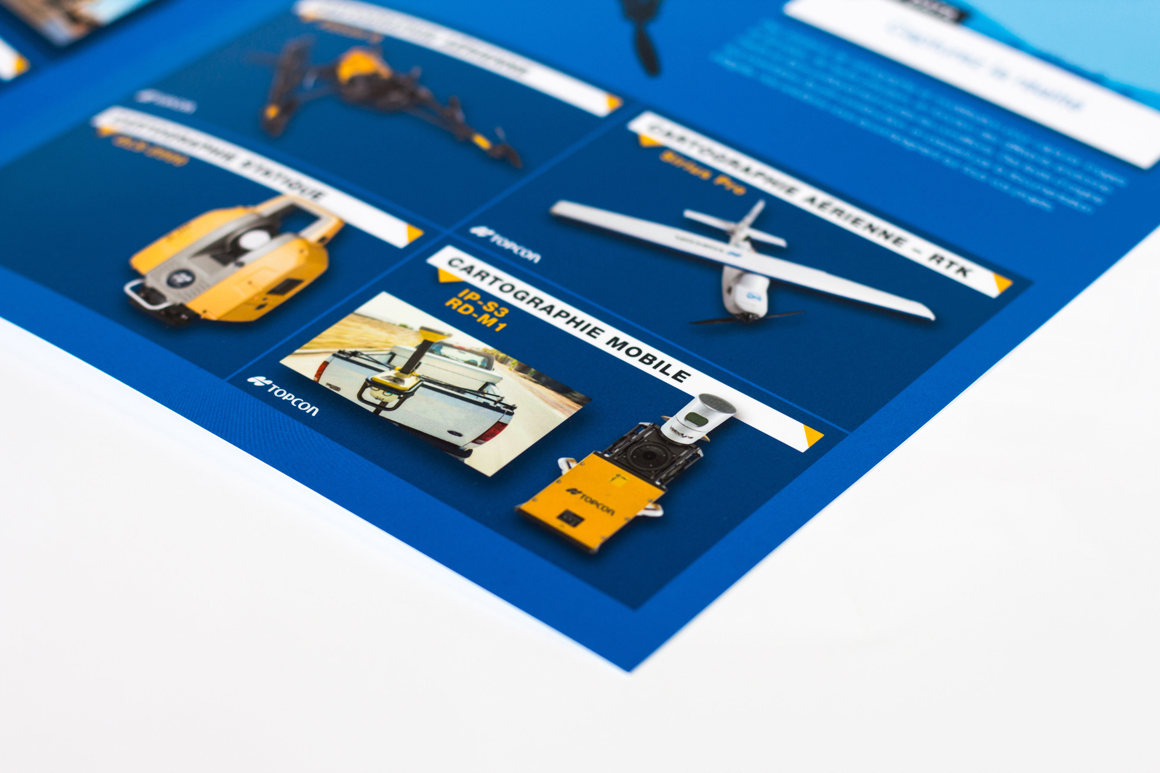 STARFACTORY-TOPCON-Construction-Topographie-Mass-Data-Service-2017-Plaquette-Agence-Communication-Agency-Sport-Brand-Print-BtoC-Conseil-Creative-Graphic-Design-3975 Intérieur de pochette commerciale TOPCON montrant les produits de cartographie mobile